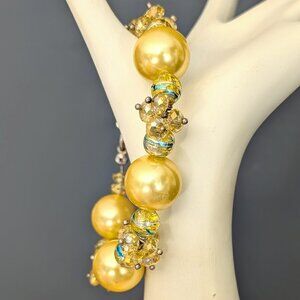 Light yellow beaded bracelet with glass bead accents